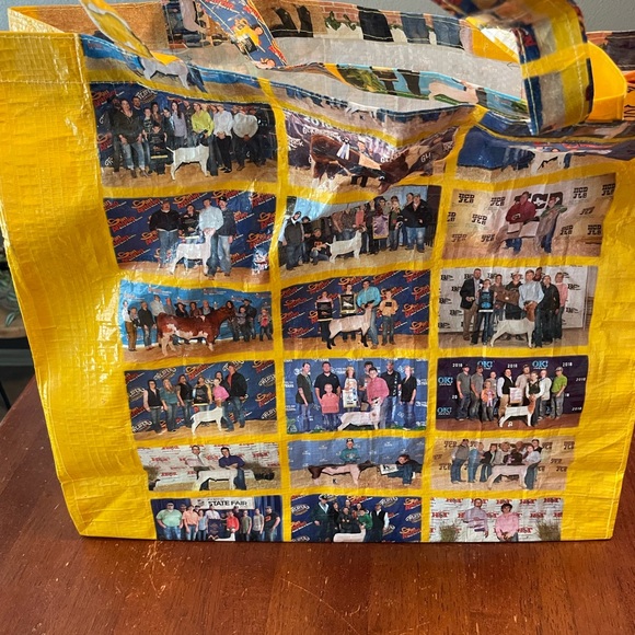 Durable plastic feed sack tote bag. - Picture 2 of 3